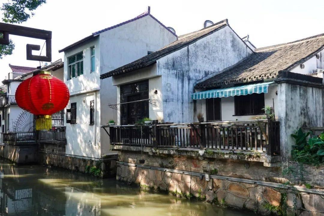 最近家人生病，一直在医院陪护，每天闻着消毒水的味道饭也吃不好，整个人很疲惫，我该怎么办？